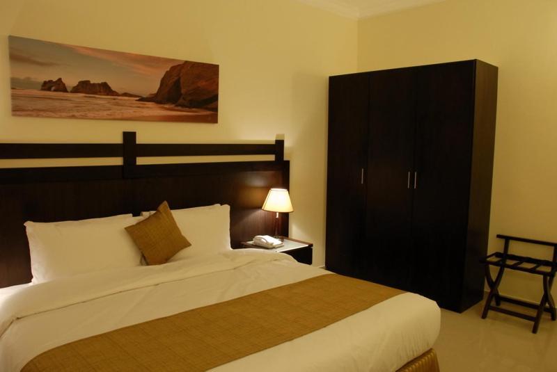 Al Hayat Hotel Suites Шарджа Стая снимка