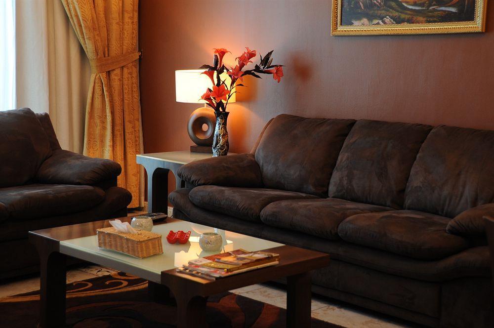 Al Hayat Hotel Suites Шарджа Екстериор снимка