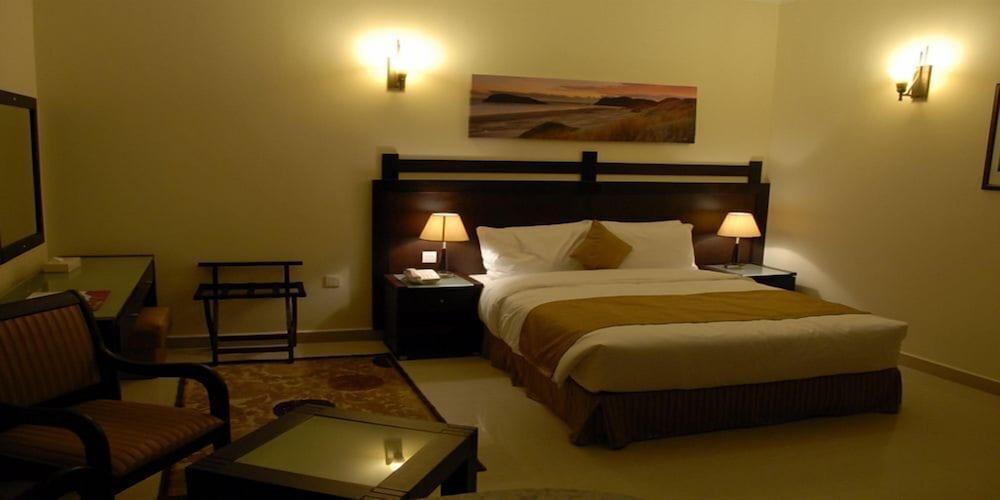 Al Hayat Hotel Suites Шарджа Екстериор снимка